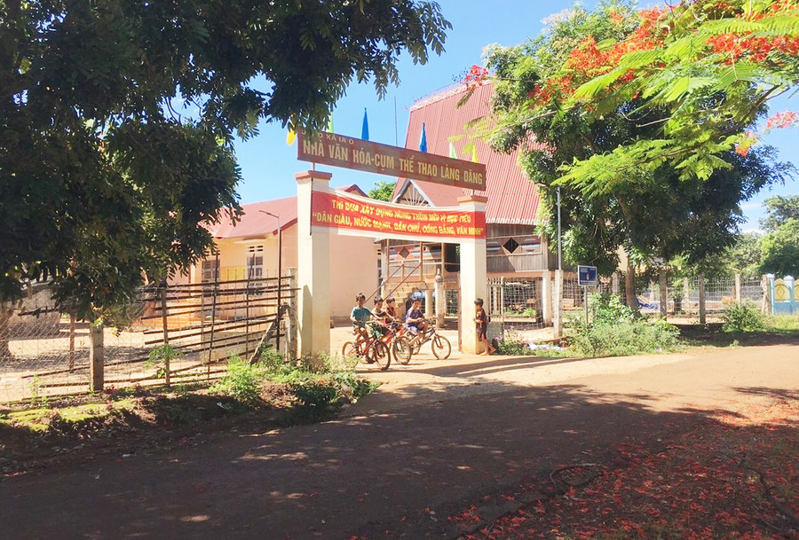 Nhà văn hóa-cụm thể thao làng Dăng (xã Ia O) là nơi diễn ra các hoạt động văn hóa-thể thao của làng. Ảnh: Anh Huy Nhà văn hóa-cụm thể thao làng Dăng (Xã Ia O) nơi diễn ra các hoạt động văn hóa-thể thao của làng. Ảnh: Anh Huy