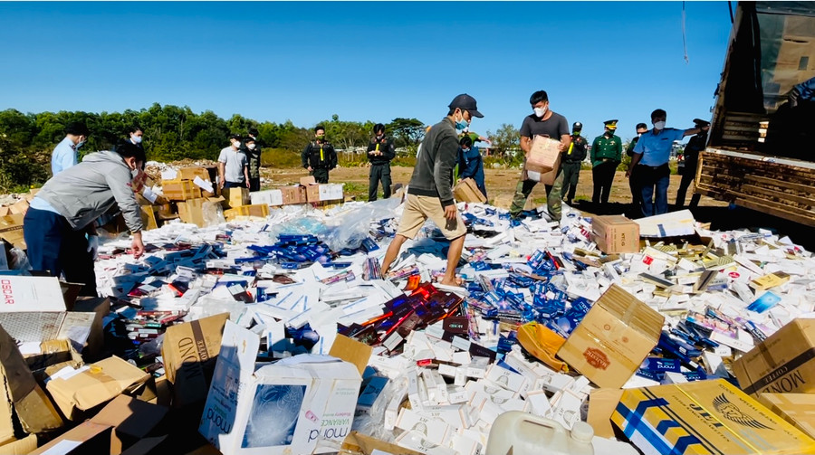 Hội đồng tiêu hủy thuốc lá điếu nhập lậu thuộc các đơn vị thành viên của Ban chỉ đạo 389 tỉnh tổ chức tiêu hủy gần 60.000 bao thuốc lá điếu nhập lậu và thuốc lá giả. Ảnh: Vũ Thảo