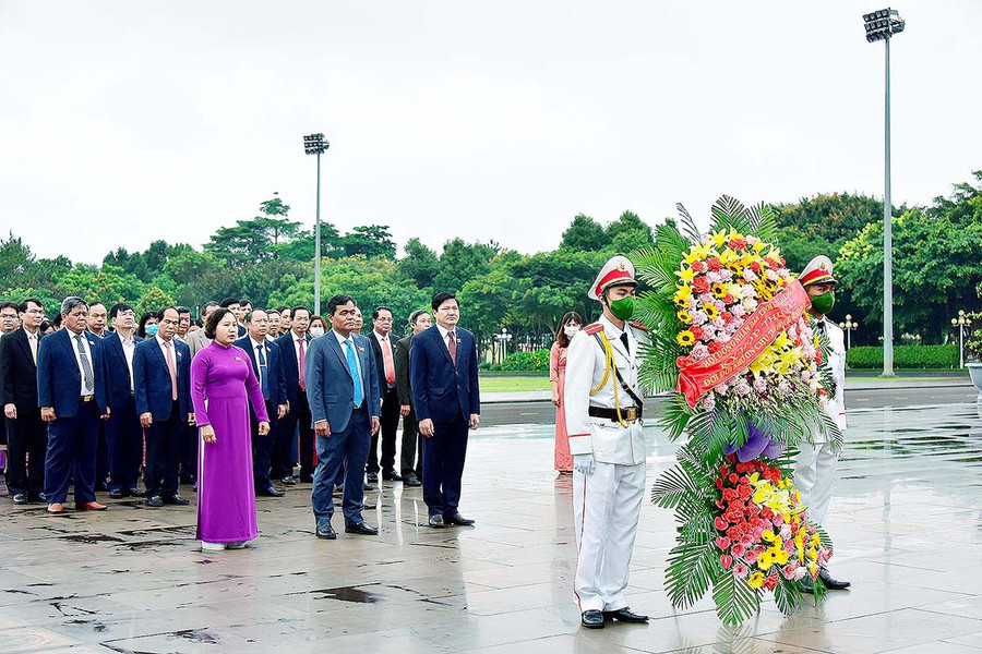 1 Đoàn đại biểu hội đồng dâng hoa trước tượng đài Bác Hồ với các dân tộc Tây Nguyên. Ảnh: Đức Thụy