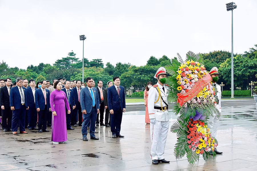 1 Đoàn đại biểu hội đồng dâng hoa trước tượng đài Bác Hồ với các dân tộc Tây Nguyên. Ảnh: Đức Thụy