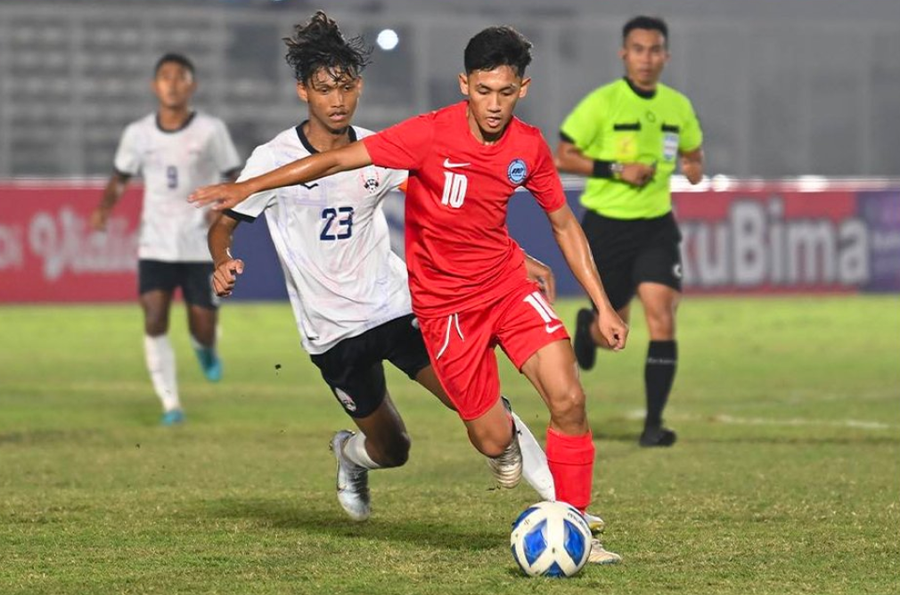 U.19 Campuchia (áo trắng) gây sốc khi hạ U.19 Singapore. Ảnh: FAS U.19 Campuchia (áo trắng) gây sốc khi hạ U.19 Singapore. Ảnh: FAS