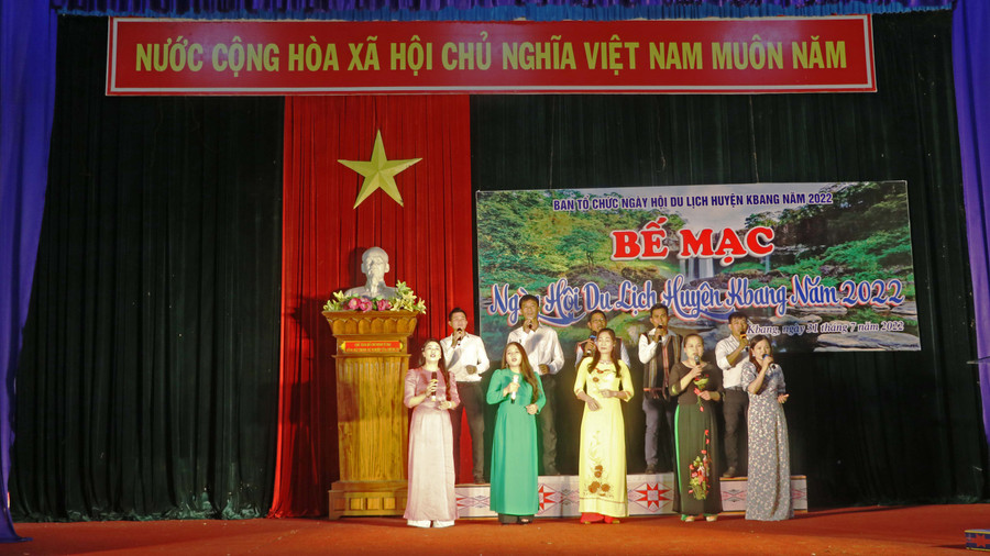 Tiết mục đồng ca của cán bộ Trung tâm Văn hóa Thể thao huyện Kbang tại lễ bế mạc Ngày hội Du lịch huyện Kbang năm 2022. Ảnh: Ngọc Minh 