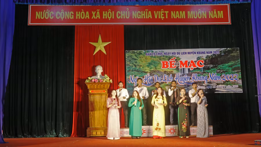 Tiết mục đồng ca của cán bộ Trung tâm Văn hóa Thể thao huyện Kbang tại lễ bế mạc Ngày hội Du lịch huyện Kbang năm 2022. Ảnh: Ngọc Minh 