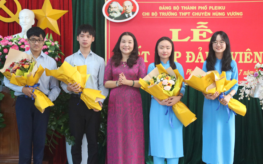 Cô Lê Thị Thu-Bí thư Chi bộ, Hiệu trưởng Trường THPT chuyên Hùng Vương tặng hoa chúc mừng các đảng viên mới. Ảnh: Quang Hà Cô Lê Thị Thu-Bí thư Chi bộ, Hiệu trưởng Trường THPT Chuyên Hùng Vương tặng hoa chúc mừng cho các đảng viên mới. Ảnh: Quang Hà