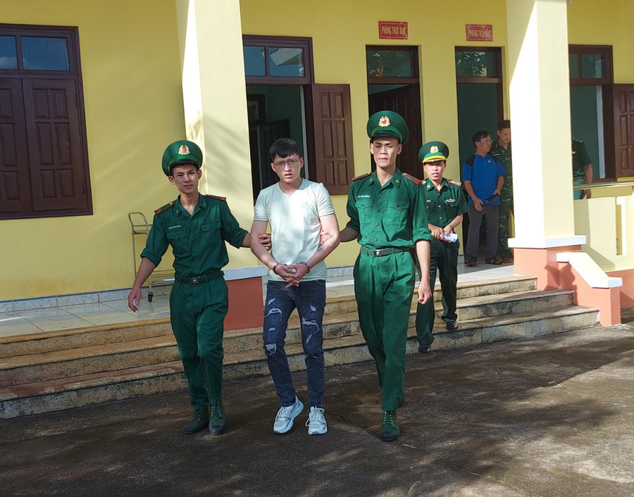 Lực lượng Bộ đội Biên phòng dẫn giải đối tượng Trần Quang Quyết về nơi tạm giữ. Ảnh: Hoành Sơn Lực lượng Bộ đội Biên phòng dẫn giải đối tượng Trần Quang Quyết về nơi tạm giữ. Ảnh: Hoành Sơn