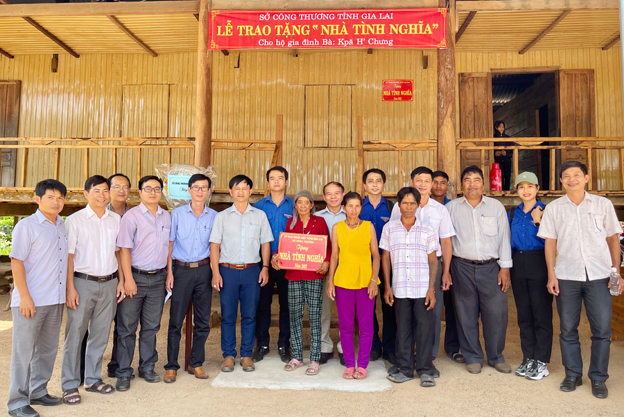  Sở Công thương Gia Lai phối hợp với UBND huyện tổ chức lễ trao tặng nhà tình nghĩa cho hộ bà Kpă H’Chưng. Ảnh: Vũ Thảo