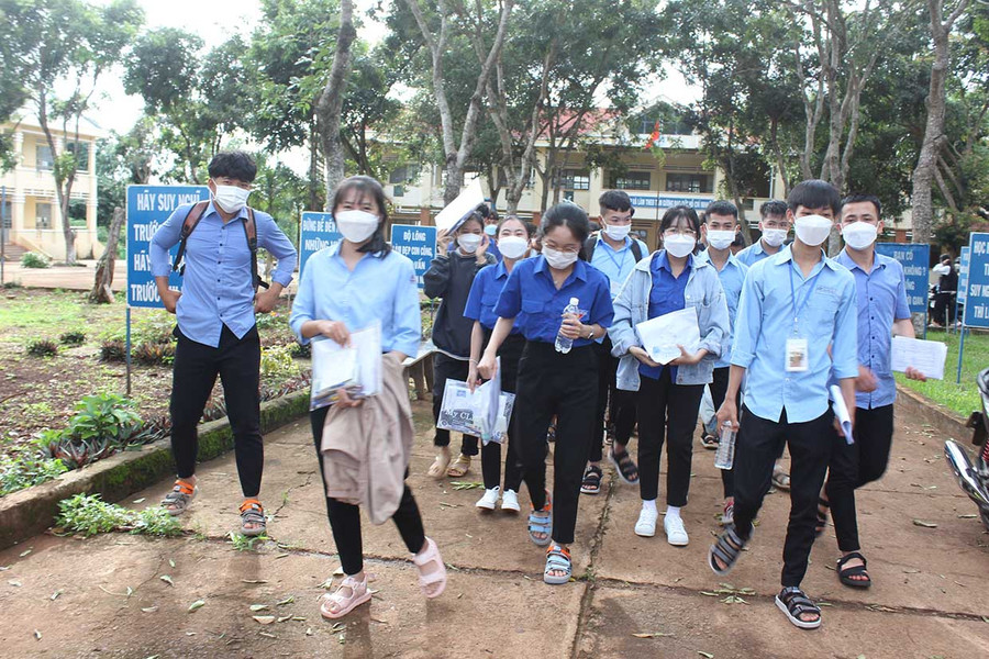 Các thí sinh tại điểm thi Trường THCS và THPT Nguyễn Văn Cừ (huyện Chư Sê) ra về sau khi kết thúc môn Toán. Ảnh: Nguyễn Diệp