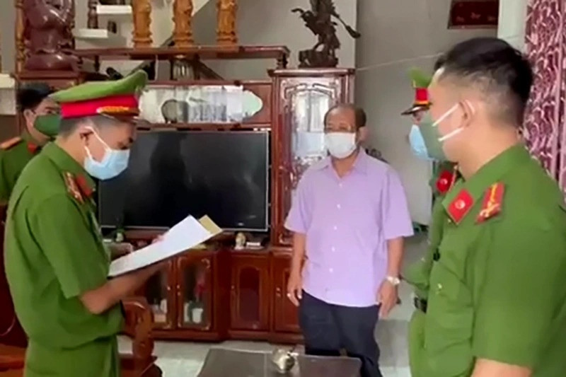 Cơ quan CSĐT đọc quyết định khởi tố bị can Nguyễn Tiến Dũng, nguyên Tổng giám đốc Công ty TNHH MTV lâm nghiệp Bình Thuận. Ảnh: H.L