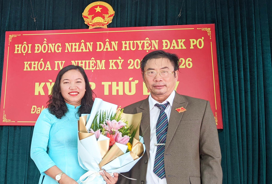 Phó Chủ tịch HĐND huyện Đak Pơ Nguyễn Hồng Sơn tặng hoa chúc mừng tân Chủ tịch HĐND huyện Đak Pơ Lê Thị Thanh Mai. Ảnh: Nguyễn Hiền Ảnh: Nguyễn Hiền