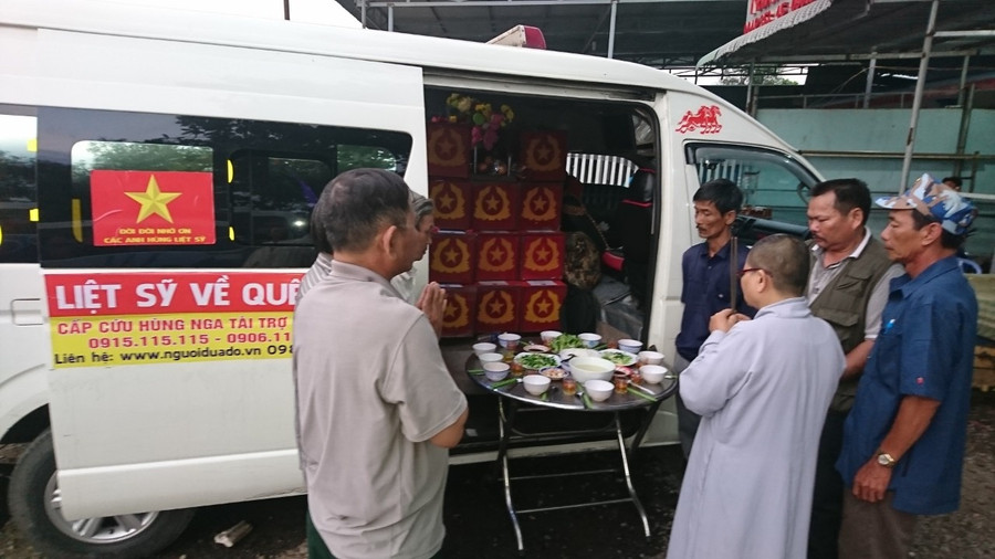 Một chuyến xe anh Hùng tự lái đưa HCLS về quê. Ảnh: Quang Viên