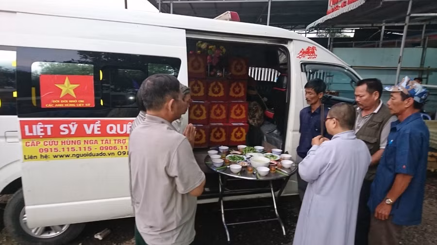 Một chuyến xe anh Hùng tự lái đưa HCLS về quê. Ảnh: Quang Viên