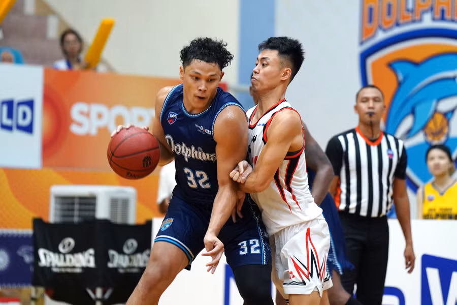 Dominique Tham (trái) đang có những đóng góp quan trọng cho CLB Nha Trang Dolphins tại VBA 2022. Ảnh: VBA
