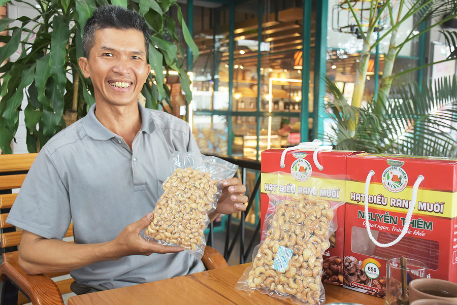 Anh Nguyễn Thiêm bắt đầu khởi nghiệp từ hạt điều rang củi khi đã ngoài 40 tuổi. Ảnh: Trần Dung Anh Nguyễn Thiêm bắt đầu khởi nghiệp từ hạt điều rang củi khi đã ngoài 40 tuổi. Ảnh: Trần Dung