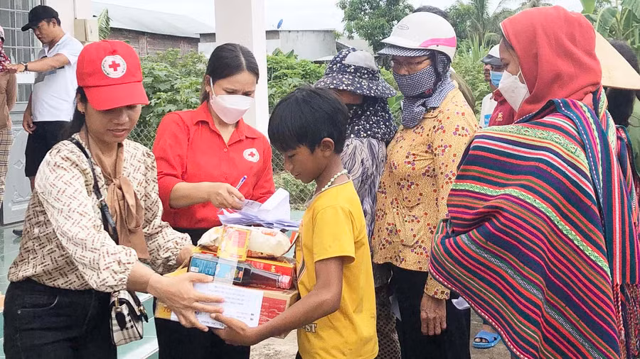 Tặng quà cho các hộ nghèo, đồng bào DTTS khó khăn xã Ia Yeng, huyện Phú Thiện. Ảnh: Hồng Ngọc