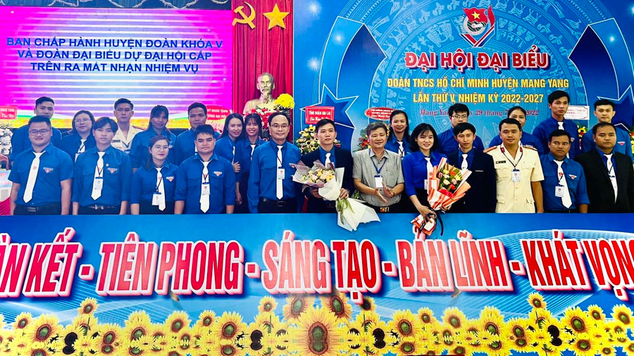 Ban Chấp hành Đoàn TNCS Hồ Chí Minh huyện Mang Yang khóa V ra mắt tại Đại hội. Ảnh: Bích Kiều
