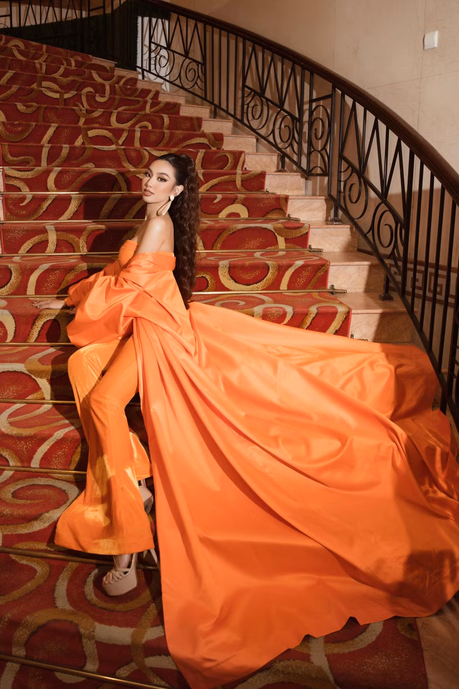  Thiết kế cầu kỳ vẫn tôn lên thần thái beauty queen của Thùy Tiên nhưng vẫn rất thời trang và sành điệu.