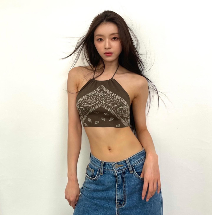  Lựa chọn mẫu áo cổ yếm crop top kiểu bohemian, YooA trông “hút mắt” hơn hẳn ngày thường, thiết kế này phù hợp để mix cùng quần jeans cạp trễ hoặc cạp cao cũng đều đẹp.