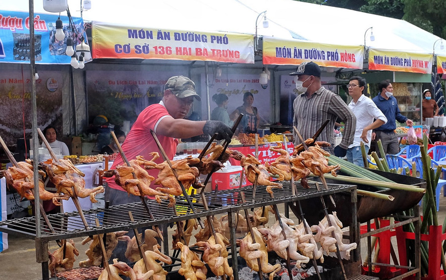  Ẩm thực truyền thống tại hội chợ. Ảnh: Hoàng Ngọc