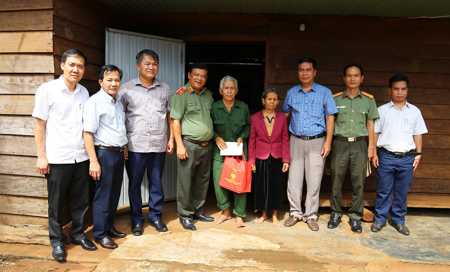 Đoàn công tác do Thiếu tướng Rah Lan Lâm, Uỷ viên Ban thường vụ Tỉnh uỷ, Giám đốc Công an tỉnh làm trưởng đoàn thăm gia đình bệnh binh huyện Chư Prông. Ảnh: Hạ Vy