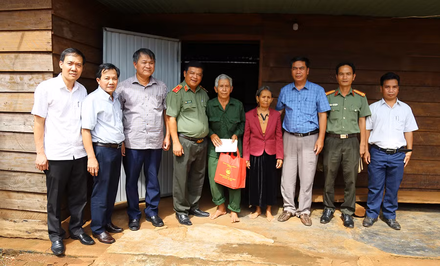 Đoàn công tác do Thiếu tướng Rah Lan Lâm, Uỷ viên Ban thường vụ Tỉnh uỷ, Giám đốc Công an tỉnh làm trưởng đoàn thăm gia đình bệnh binh huyện Chư Prông. Ảnh: Hạ Vy