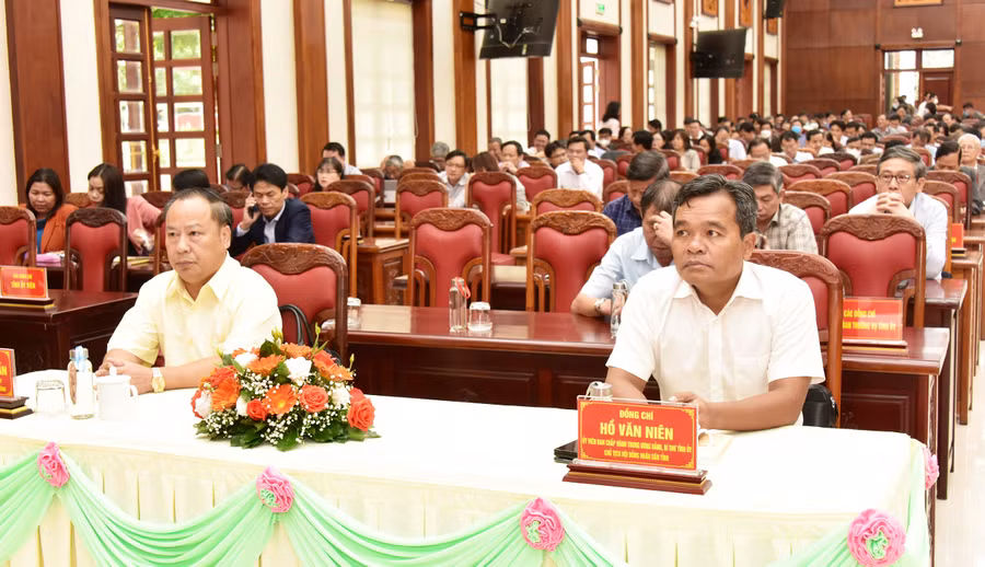 Các đại biểu tham dự hội nghị tại điểm cầu Hội trường 2-9 (TP. Pleiku). Ảnh: Đức Thụy Các đại biểu tham dự hội nghị tại điểm cầu Hội trường 2-9. Ảnh: Đức Thụy