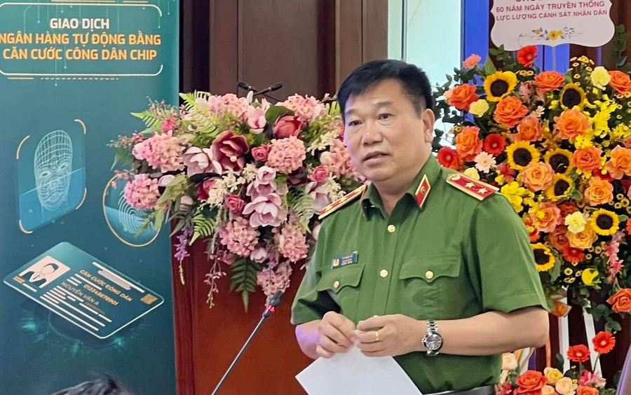 Trung tướng Tô Văn Huệ, Cục trưởng C06, cho biết trong thời gian tới công dân sẽ được sử dụng thêm nhiều tiện ích từ thẻ căn cước công dân tích hợp. Ảnh: Nguyễn Nam Trung tướng Tô Văn Huệ, Cục trưởng C06, cho biết trong thời gian tới công dân sẽ được sử dụng thêm nhiều tiện ích từ thẻ căn cước công dân tích hợp. Ảnh: Nguyễn Nam