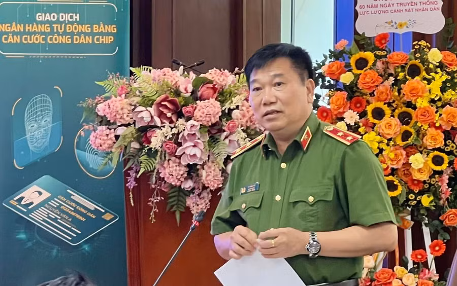 Trung tướng Tô Văn Huệ, Cục trưởng C06, cho biết trong thời gian tới công dân sẽ được sử dụng thêm nhiều tiện ích từ thẻ căn cước công dân tích hợp. Ảnh: Nguyễn Nam