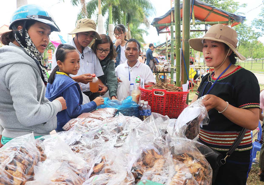 Những gian hàng giới thiệu lâm sản, dược liệu đặc trưng được khuyến khích tại Ngày hội du lịch huyện Kbang 2022. Ảnh: Ngọc Minh