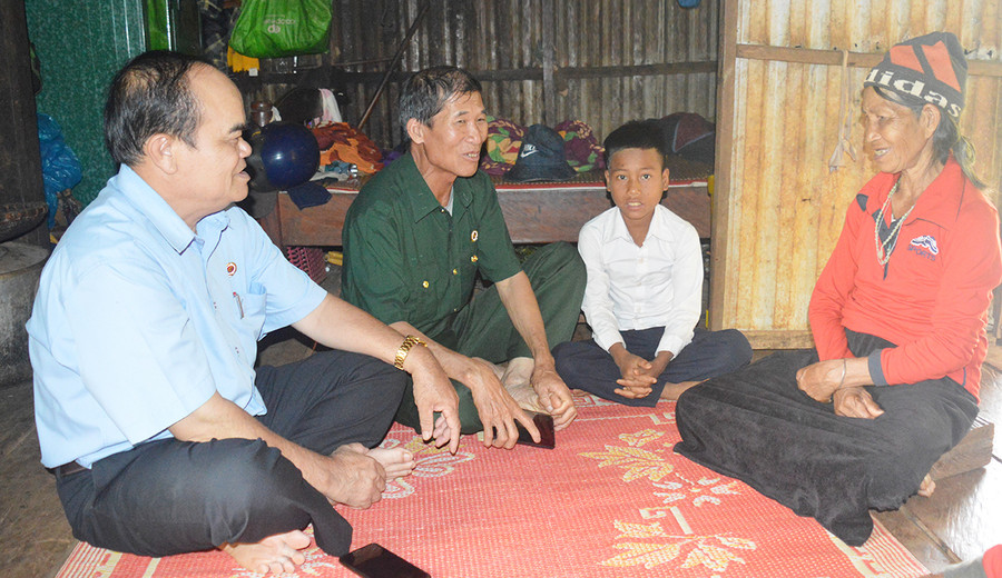  Đại diện Hội CCB huyện Đak Đoa (bìa trái) thăm hỏi bà cháu em Hrắp, làng Đak Mong, xã Đak Krong. Ảnh: Anh Huy