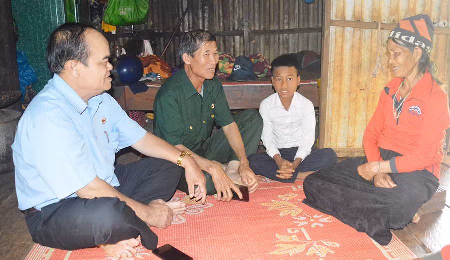  Đại diện Hội CCB huyện Đak Đoa (bìa trái) thăm hỏi bà cháu em Hrắp, làng Đak Mong, xã Đak Krong. Ảnh: Anh Huy