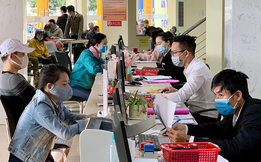 Công chức Bảo hiểm Xã hội tỉnh hướng dẫn người dân các chế độ liên quan lĩnh vực bảo hiểm xã hội, bảo hiểm y tế. Ảnh: Như Nguyện Công chức Bảo hiểm Xã hội tỉnh hướng dẫn người dân các chế độ liên quan lĩnh vực bảo hiểm xã hội, bảo hiểm y tế. Ảnh: Như Nguyện