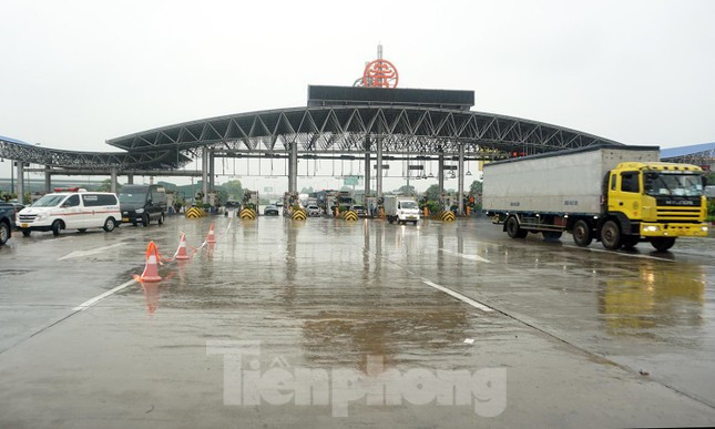 Từ 1/8, các tuyến cao tốc áp dụng thu phí không dừng ETC. Ảnh: Thanh Hà Từ 1/8, các tuyến cao tốc áp dụng thu phí không dừng ETC. Ảnh: Thanh Hà