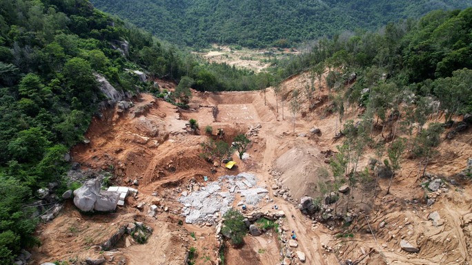 Hình ảnh núi Thị Vải bị xẻ thịt, băm nát Hình ảnh núi Thị Vải bị xẻ thịt, băm nát