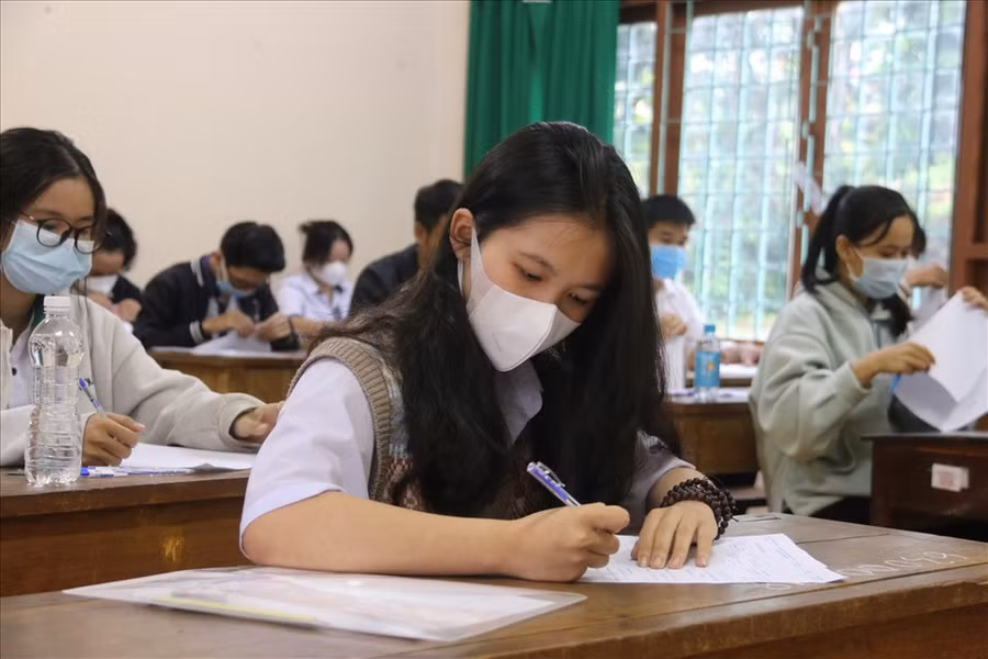 Các thí sinh ở Đắk Nông làm bài thi tốt nghiệp THPT năm 2022. Ảnh: D.P