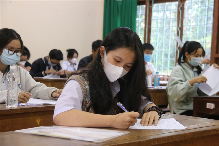 Các thí sinh ở Đắk Nông làm bài thi tốt nghiệp THPT năm 2022. Ảnh: D.P