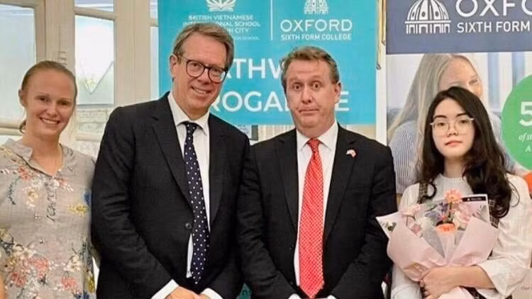  Phương Anh trở thành Đại sứ của trường tham gia tiệc mừng quốc tế ở nhà Đại sứ quán Anh tại Việt Nam. Ảnh: NVCC