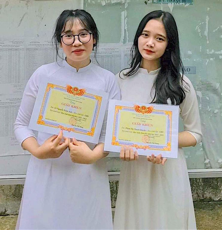 Nữ sinh Lê Nguyễn Trâm Anh (bìa trái)-Trường THPT Pleime (huyện Chư Prông) hài lòng với số điểm thi tốt nghiệp của mình sau nhiều năm vượt khó đến lớp. Ảnh nhân vật cung cấp Nữ sinh Lê Nguyễn Trâm Anh (bìa trái)-Trường THPT Pleime (huyện Chư Prông) hài lòng với số điểm thi tốt nghiệp của mình sau nhiều năm vượt khó đến lớp. Ảnh nhân vật cung cấp