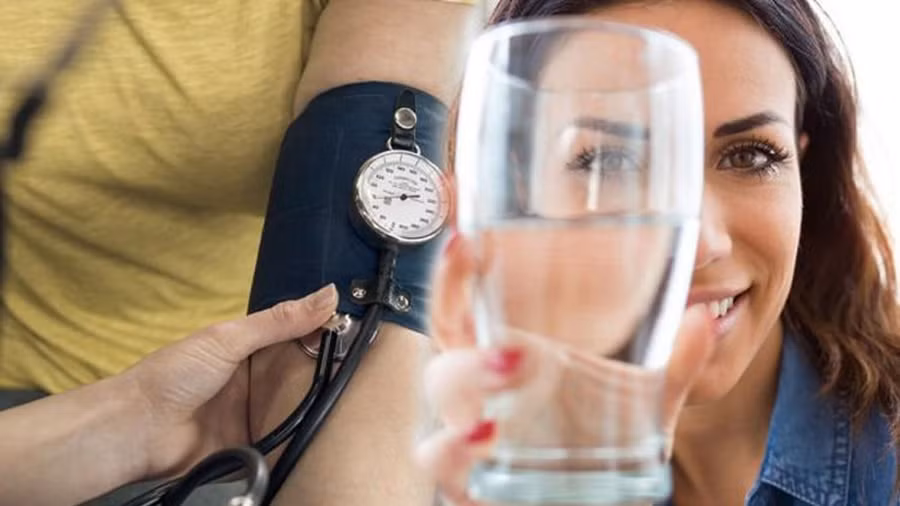 Chuyên gia luôn khuyên bệnh nhân của mình uống 8 ly nước mỗi ngày - nghĩa là khoảng 2 lít nước, và có lý do chính đáng cho điều này. Ảnh: Shutterstock