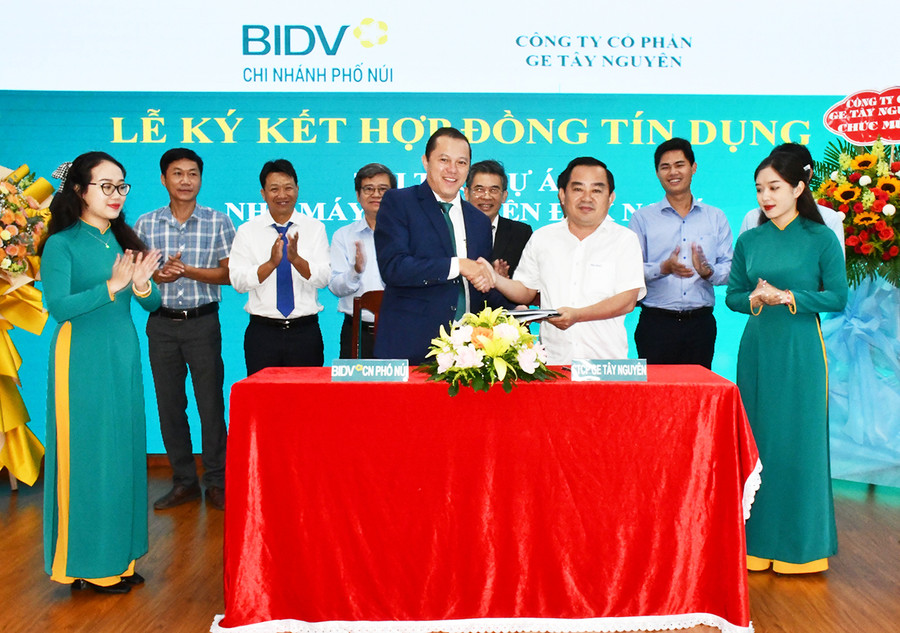 BIDV Phố Núi ký kết hợp đồng tín dụng tài trợ dự án Nhà máy Thủy điện Đak Nghé. Ảnh: Sơn Ca