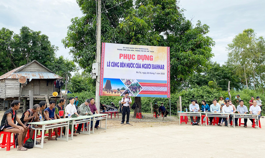 Ông Ksor Suy-Phó Chủ tịch UBND huyện Ia Pa phát biểu tại lễ phục dựng lễ cúng bến nước. Ảnh: Mai Linh  Ông Ksor Suy-Phó Chủ tịch UBND huyện Ia Pa phát biểu tại lễ phục dựng. Ảnh: Mai Linh
