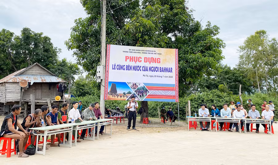  Ông Ksor Suy-Phó Chủ tịch UBND huyện Ia Pa phát biểu tại lễ phục dựng. Ảnh: Mai Linh