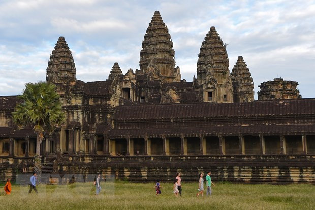 Khách du lịch tham quan đền Angkor Wat ở tỉnh Siem Reap, Campuchia. (Ảnh: AFP/TTXVN) Khách du lịch tham quan đền Angkor Wat ở tỉnh Siem Reap, Campuchia. (Ảnh: AFP/TTXVN)