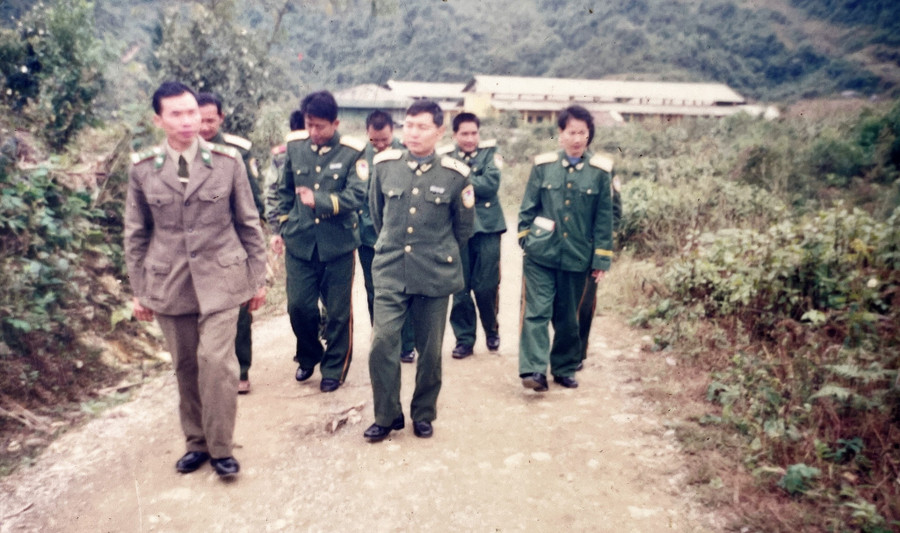 Chỉ huy đồn BP Săm Pun (trái) đấu tranh với lực lượng bảo vệ biên giới Trung Quốc ngoài thực địa, năm 1996. Ảnh: Tư liệu