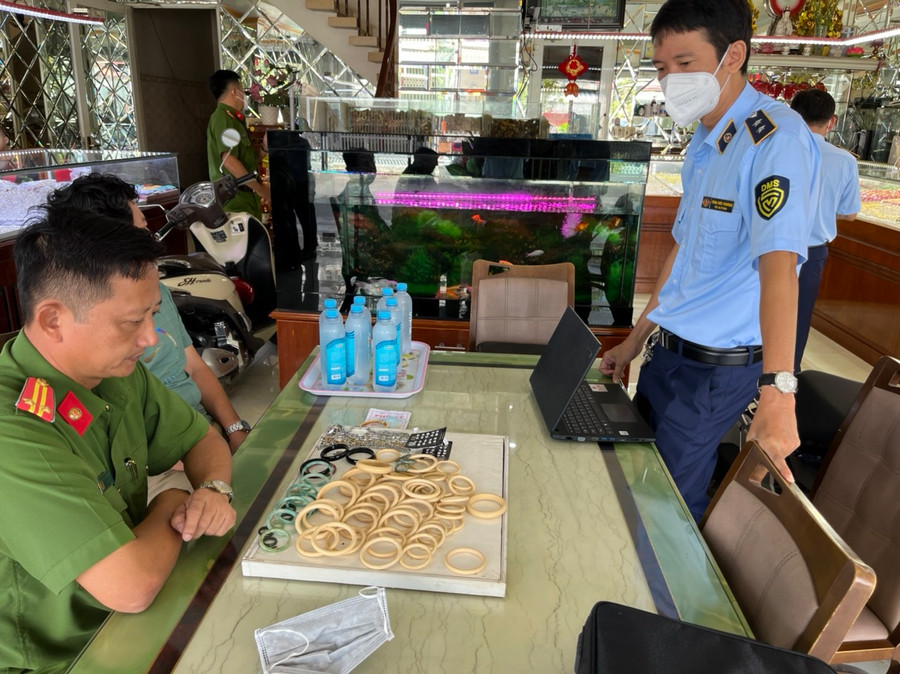 Lực lượng chức năng tỉnh Kiên Giang thu giữ nhiều trang sức nghi chế tác từ ngà voi. Ảnh: Bách Hỷ Lực lượng chức năng tỉnh Kiên Giang thu giữ nhiều trang sức nghi chế tác từ ngà voi. Ảnh: Bách Hỷ