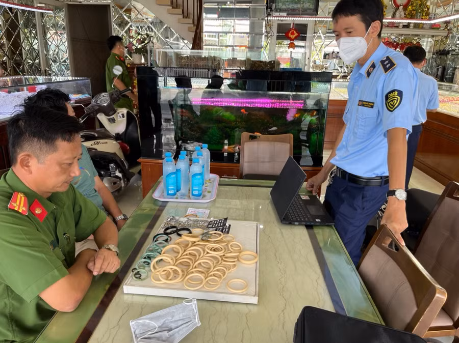 Lực lượng chức năng tỉnh Kiên Giang thu giữ nhiều trang sức nghi chế tác từ ngà voi. Ảnh: Bách Hỷ Lực lượng chức năng tỉnh Kiên Giang thu giữ nhiều trang sức nghi chế tác từ ngà voi. Ảnh: Bách Hỷ