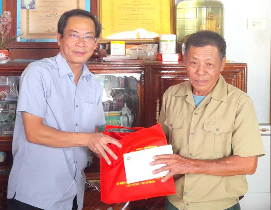 Phó Chủ tịch Thường trực UBND tỉnh thăm, tặng quà gia đình ông Phạm Ngọc Tuyến (bệnh binh, thôn Đoàn Kết, xã Ayun Hạ). Ảnh: R'Ô HOK