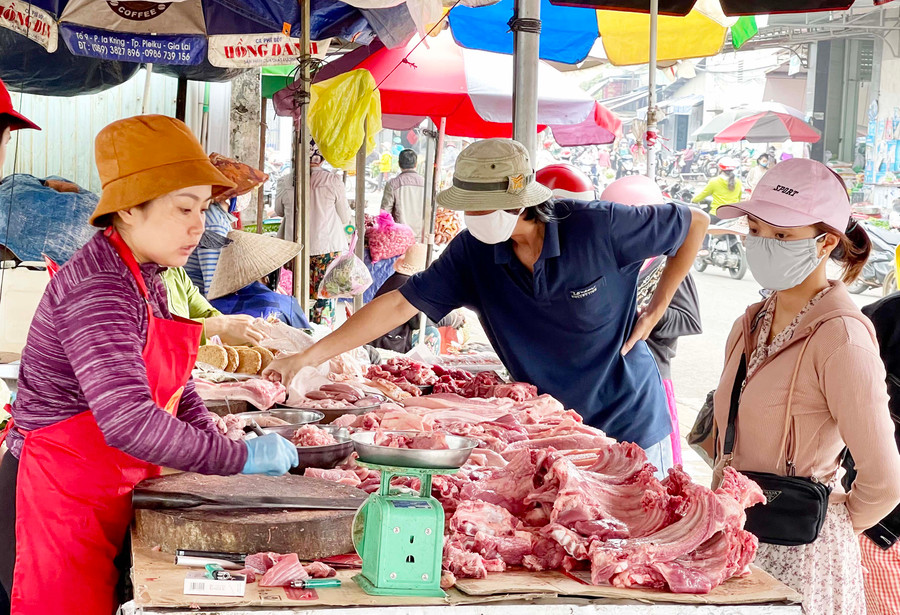 Giá heo hơi đang trên đà tăng nên thịt heo bán ra thị trường sẽ khó giảm. Ảnh: Vũ Thảo