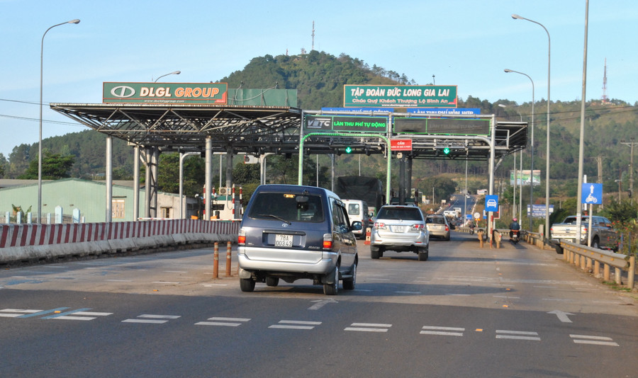 Vẫn còn 25% phương tiện chưa dán thẻ thu phí tự động không dừng. Ảnh: Phương Vi Trạm thu phí Đức Long. Ảnh: Phương Vi