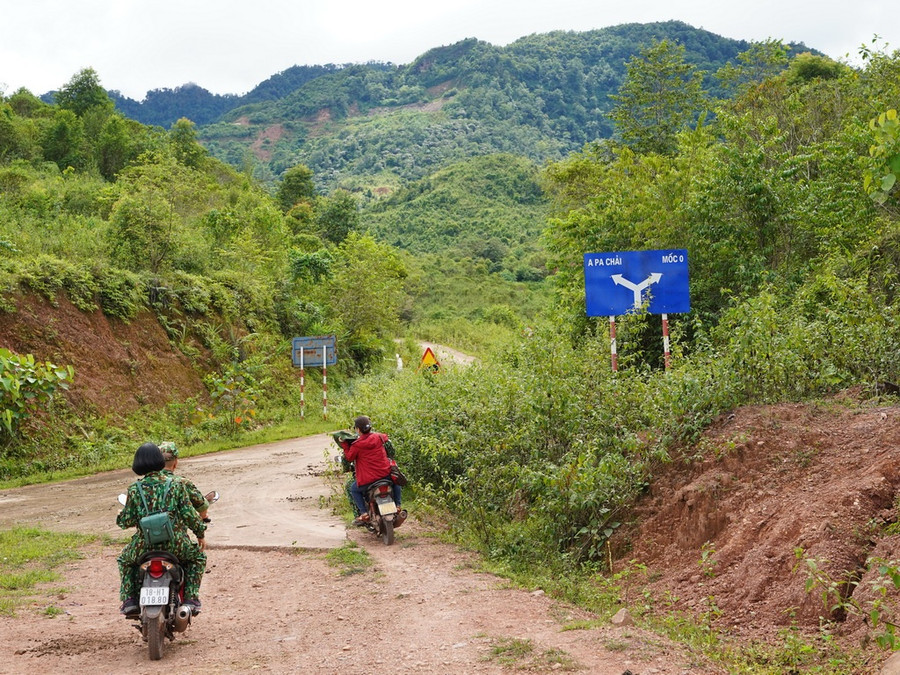 Đoạn đường tuần tra biên giới lên điểm cực Tây. Ảnh: Độc Lập