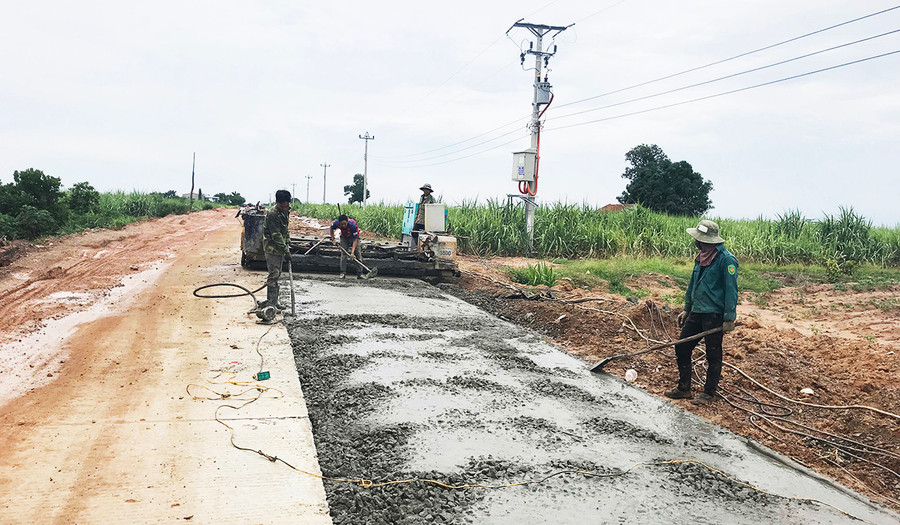 Thi công đường liên huyện Phú Thiện-Ia Pa. Ảnh: Quang Tấn  Thi công đường liên huyện Phú Thiện- Ia Pa. Ảnh Quang Tấn